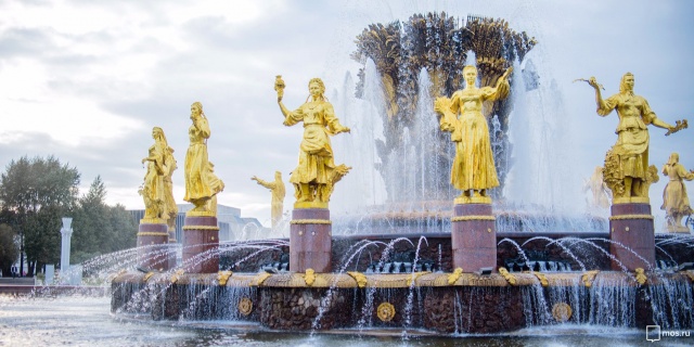 Бирюков: сезон работы фонтанов в городе продлили на десять дней 