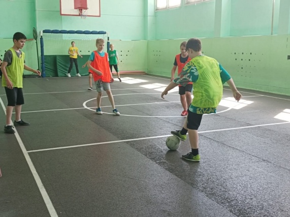 Соревнования по мини-футболу прошли в школе №2075