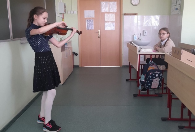 Ученица школы №2075 сыграла на скрипке на уроке 