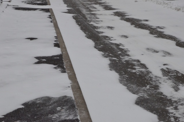 Автомобилистов призвали быть внимательными на дорогах из-за снегопада