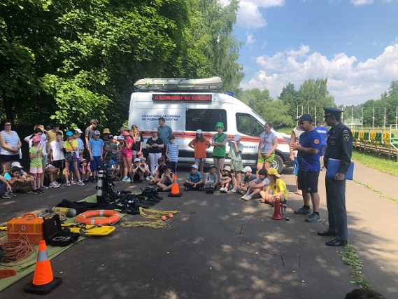 Спасатели и пожарные продолжают активную работу в детских оздоровительных лагерях новой Москвы