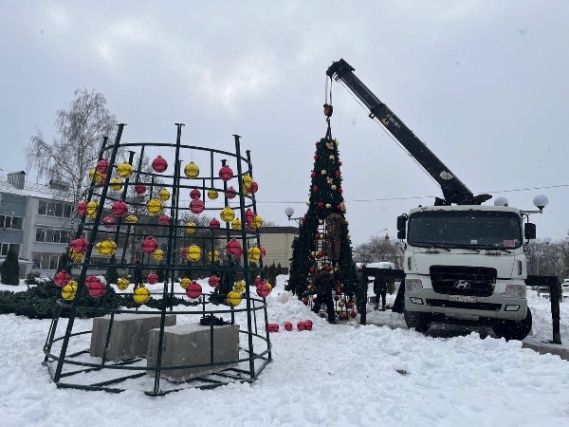 Установку новогодней елки начали в Щаповском 