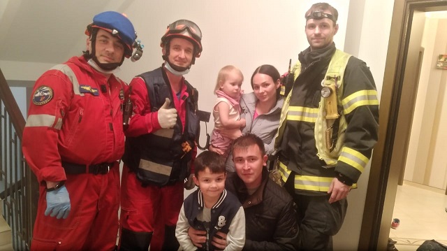 Спасатели Московского авиационного центра помогли запертому в квартире ребёнку