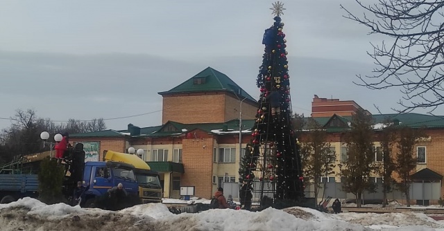 Демонтаж новогодних декораций провели в Щаповском