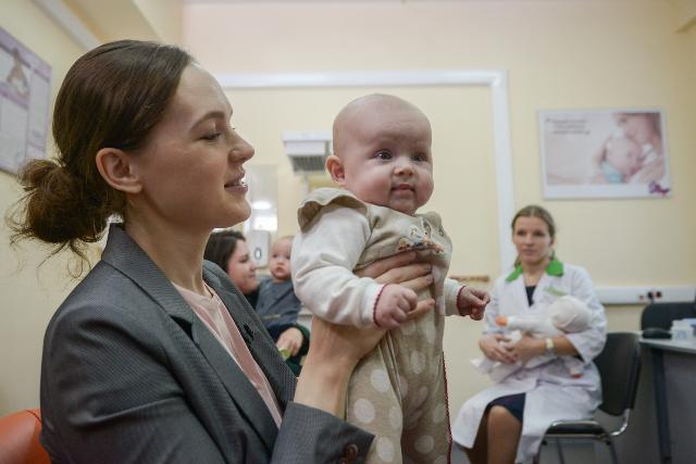 Около 10,5 тысяч детей удаленно прикрепили к поликлиникам за год в Москве